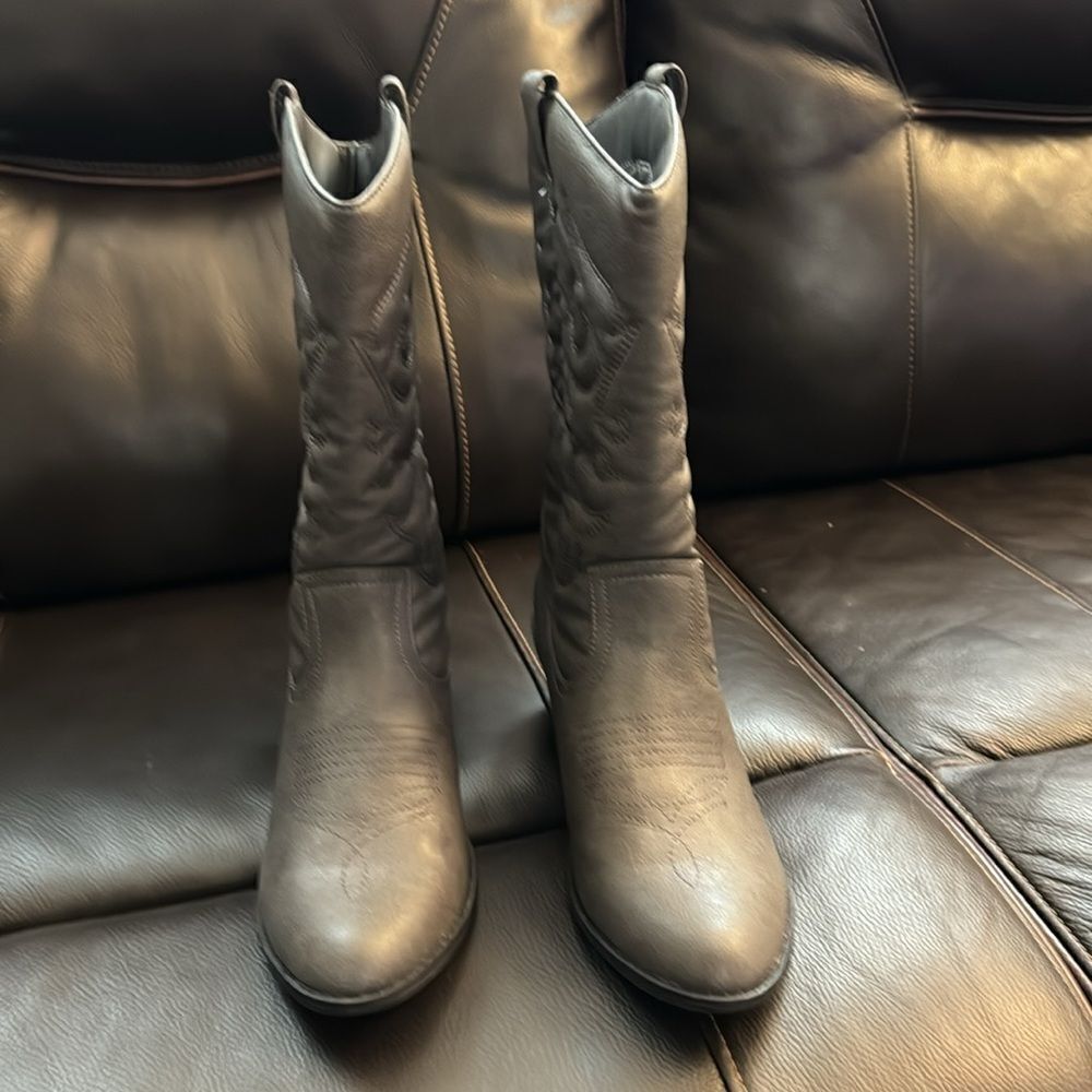 Charles Albert Boots. Gray Boots. Size 9M. Vegan Leather. Like New! - Picture 2 of 7